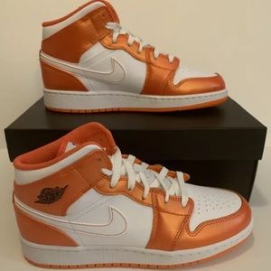 Air Jordan 1 Mid SE (GS)Satin Electro Orange White